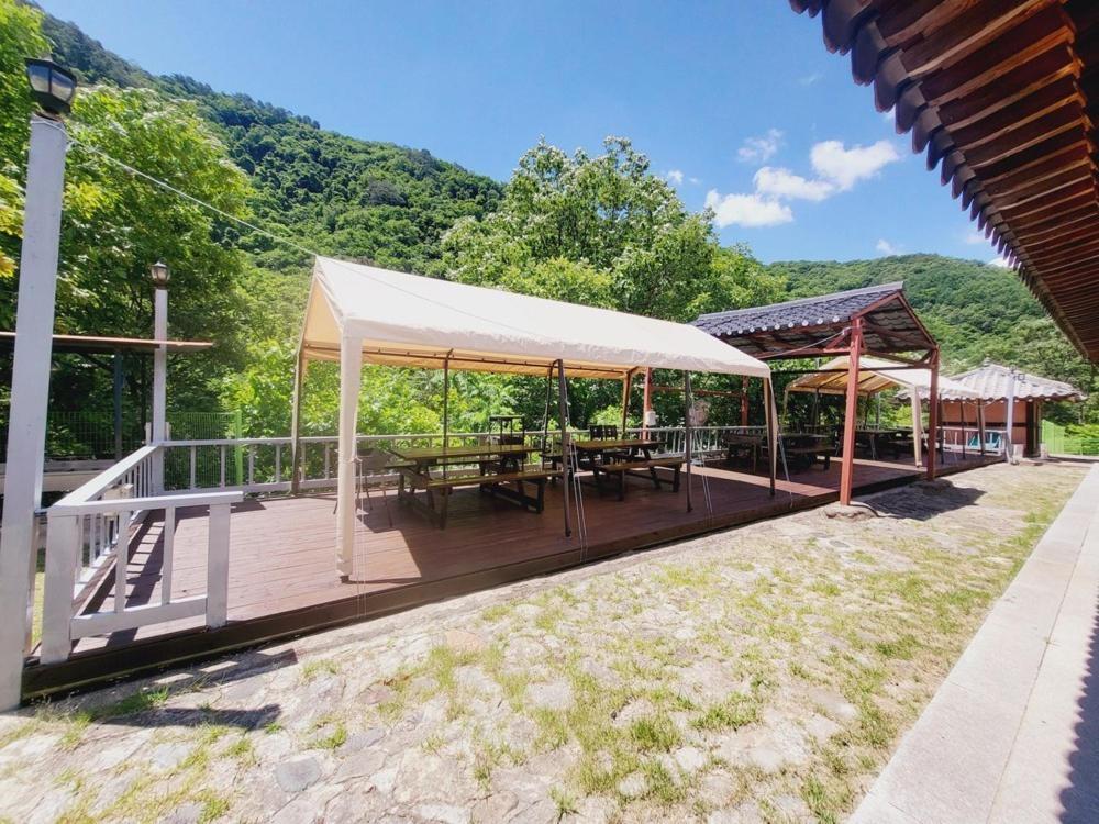 Yeongwol Hwanggung Hanok Pension المظهر الخارجي الصورة