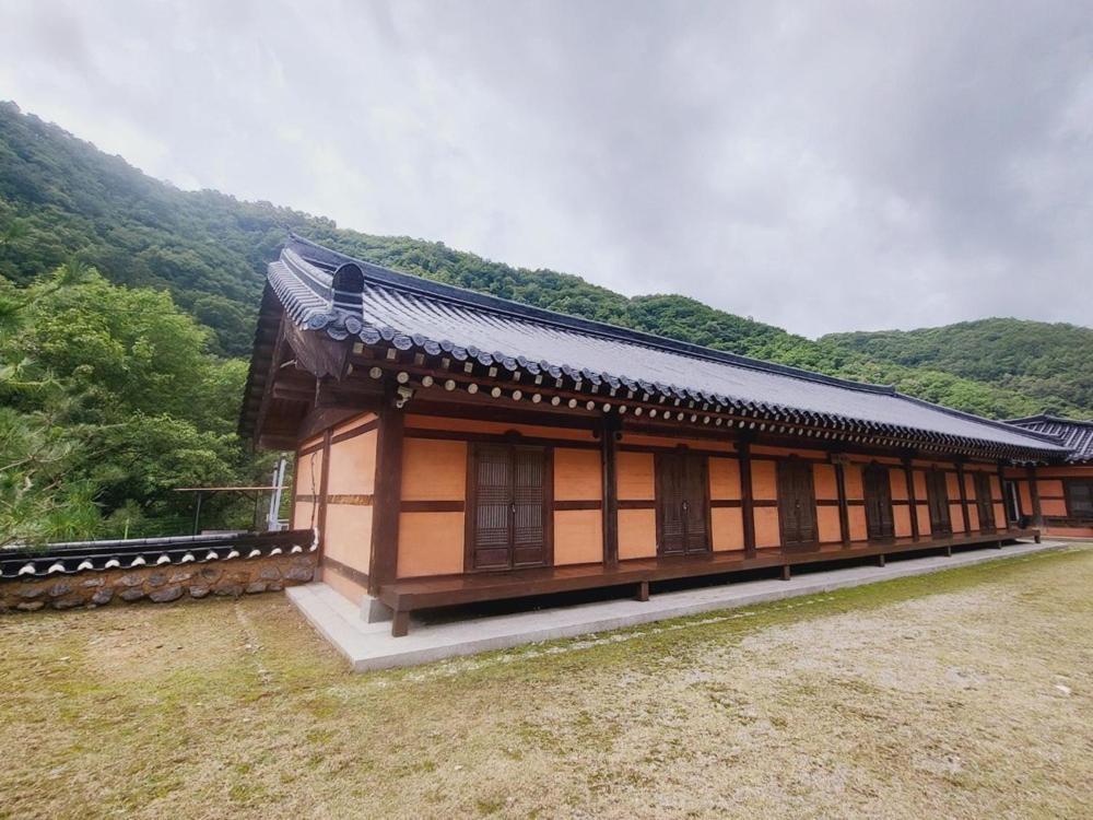 Yeongwol Hwanggung Hanok Pension المظهر الخارجي الصورة